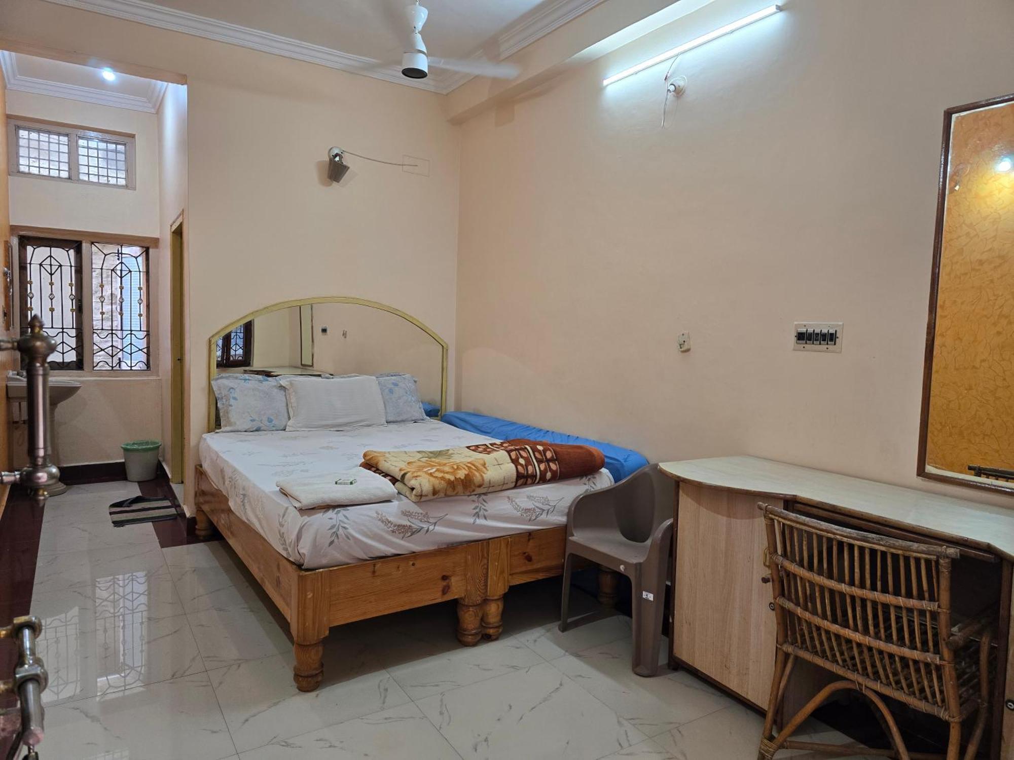 Lakshmi Heritage Tourist Home Хампи Экстерьер фото