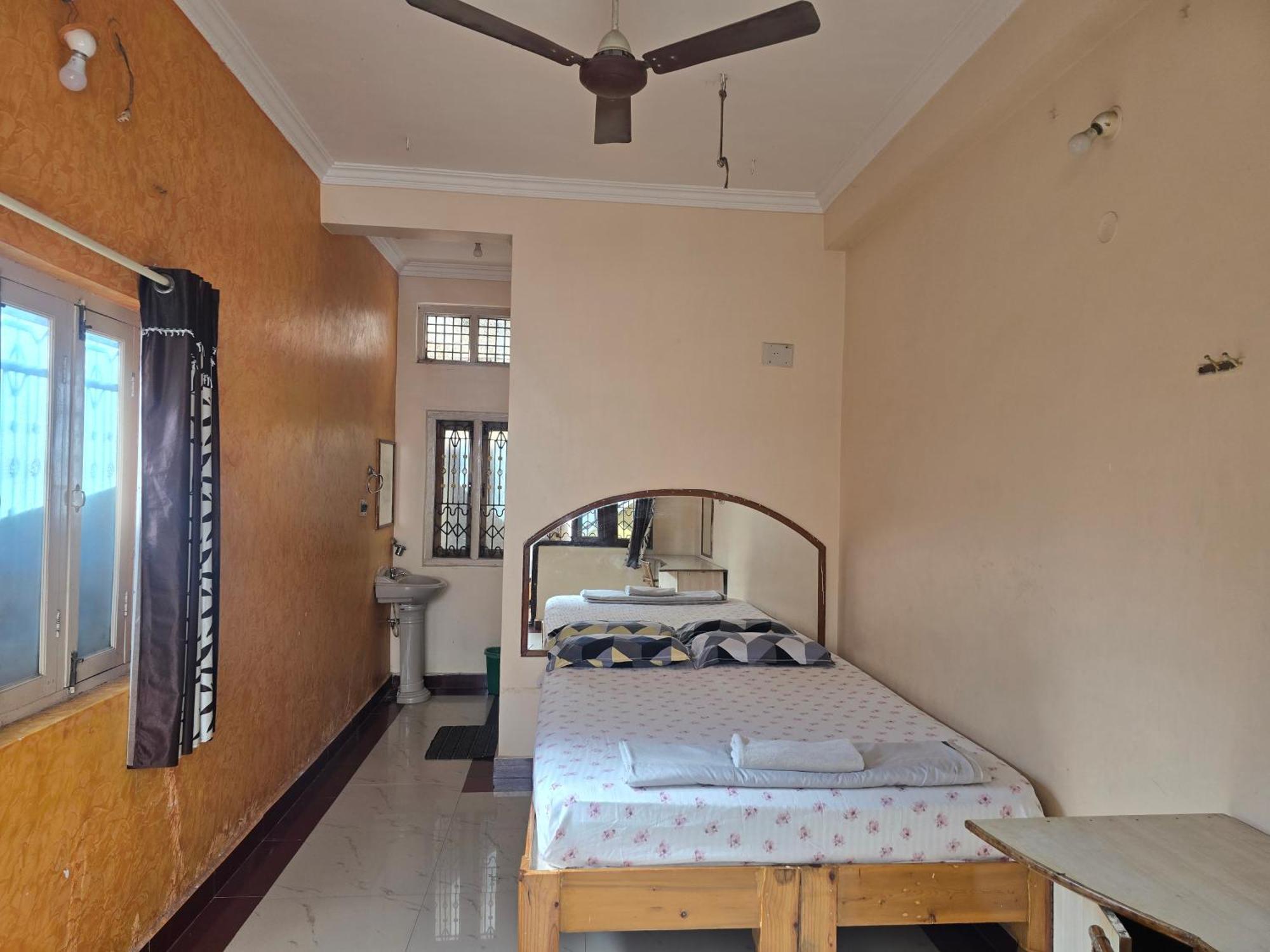 Lakshmi Heritage Tourist Home Хампи Экстерьер фото